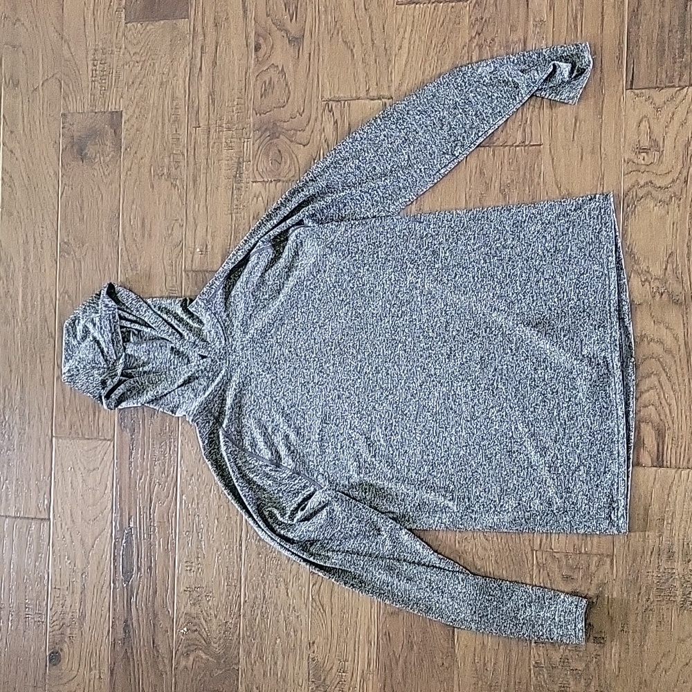 Hooded long sleeve athletic shirt